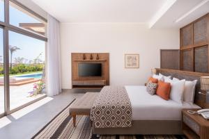 赫尔格达Steigenberger Resort Ras Soma的酒店客房,配有床和电视