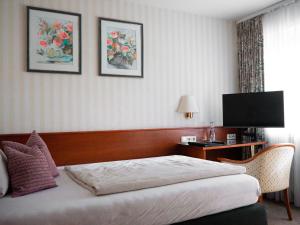巴特温嫩贝格帕克酒店的酒店客房,配有床和电视
