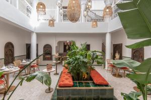 马拉喀什Riad Babouchta & Spa的大堂,设有植物和桌子的酒店