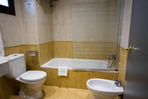 巴塞罗那现代酒店的一间带卫生间和浴缸的浴室