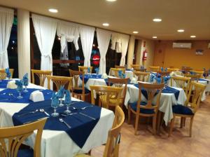 萨尔托Hotel Solar del Acuario的一间配备有桌椅及蓝桌布的用餐室