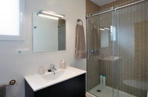 隆达隆达卢斯公寓酒店的一间带水槽和玻璃淋浴的浴室