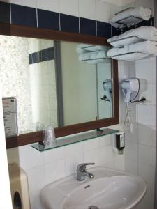 布雷斯特贝尔维尤酒店的一间带水槽和镜子的浴室