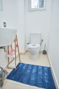 黑角Superbe vue sur océan的一间带卫生间和蓝色地毯的浴室