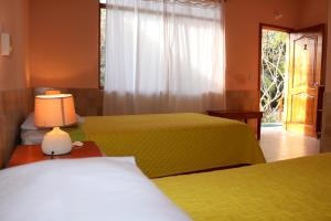 比亚米尔港卡塔戈湾山林小屋的酒店客房设有两张床和窗户。