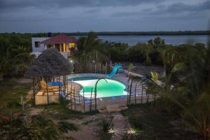 拉穆MANDA ISLAND Private Villa的度假村游泳池的图片