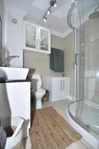 莫塞尔湾Cyprus Manor 12的带淋浴、卫生间和盥洗盆的浴室