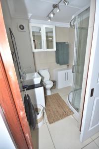 莫塞尔湾Cyprus Manor 12的浴室配有卫生间、盥洗盆和淋浴。