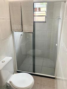 安格拉杜斯雷斯Apartamento aconchegante com ar condicionado - Frade, Angra dos Reis的一间带卫生间和玻璃淋浴间的浴室