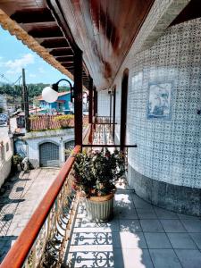 帕拉蒂Pousada Caravelas - Centro de Paraty的建筑里种着盆栽植物的阳台