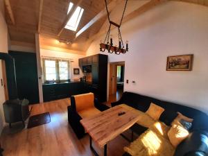 莱斯科Bieszczady Domek Nad Stawem的带沙发和木桌的客厅