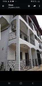杜阿拉Superbe appartement的带阳台的建筑的照片