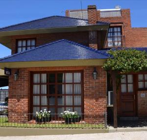科洛尼亚-德尔萨克拉门托Ayres House的红砖房子,带窗户和门