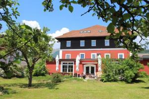 伦韦格Hotel-Landgasthof Katschtalerhof的黑色屋顶红色大房子