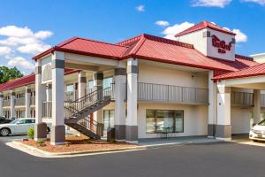 费耶特维尔Red Roof Inn Fayetteville I-95的红色屋顶的酒店外墙