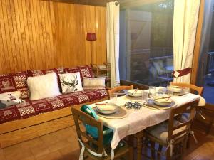 阿尔利河畔普拉兹Le Nantoran的客厅配有桌子和沙发
