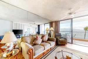 怀卢库Lauloa Resort 303的带沙发和电视的客厅