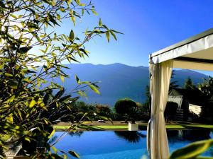 艾克斯莱班杜拉克套房酒店的享有游泳池的景色,背景为山脉
