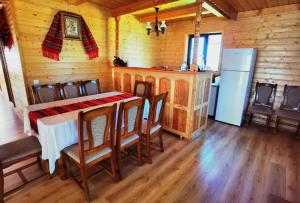 马里瑟尔Cabanele FloriCrin - Cabana Mare的厨房以及带桌子和冰箱的用餐室