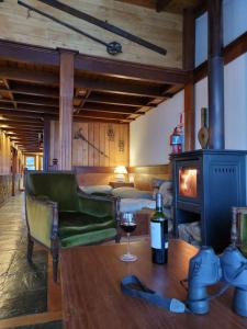 乌斯怀亚Ushuaia Lodge Las Margaritas 430的客厅配有一张桌子和一杯葡萄酒