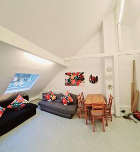 奥伯豪森ELENA flat NELKE Oberhausen Zentrum CentrO Westfield的客厅配有沙发和桌子