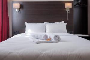 布鲁塞尔Best Budget Rooms的床上的白色毛巾