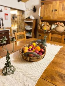 阿尔莫多瓦Monte Abaixo的坐在桌子上的一篮水果