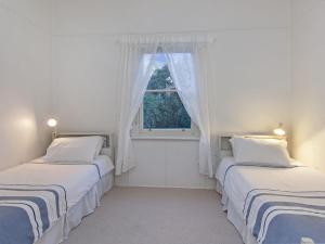 仙女港Plovers Rest的带窗户的客房内的两张床
