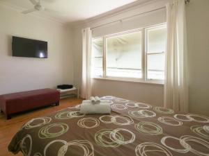 仙女港Mary Grant的一间卧室设有一张大床和一个窗户。
