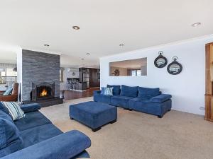 仙女港Iluka的客厅设有蓝色的沙发和壁炉