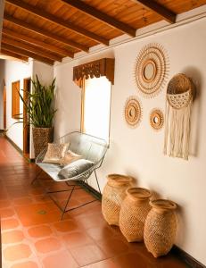 贾丁La Casa de Ana的墙上有椅子和篮子的房间