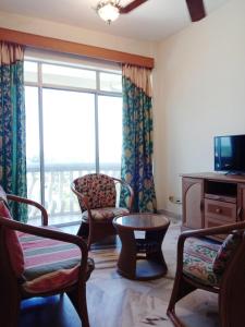 GLORY Beach Resort private 2 bedroom apartment的休息区