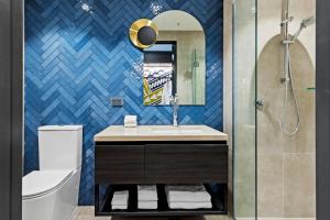 皇后镇Holiday Inn Queenstown Remarkables Park的一间带水槽和镜子的浴室