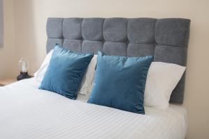 MonkwearmouthLuke Stays - Finsbury Street的一张带蓝色和白色枕头的床