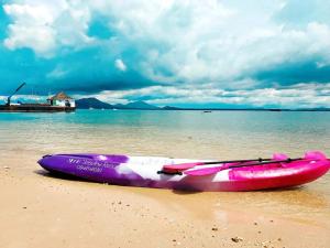 沙美岛明妮海景度假村 的沙滩上的粉红色皮艇