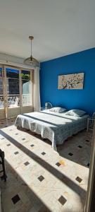 韦尔内莱班Refuge La Pena的一间卧室,在蓝色的墙壁上配有一张大床