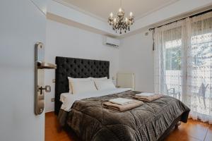 Filippos Acharnes Elegance客房内的一张或多张床位
