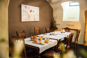 施韦青根Villa Bassermann的用餐室配有餐桌和食物