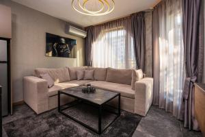 普罗夫迪夫SOHO Apart House的客厅配有沙发和桌子