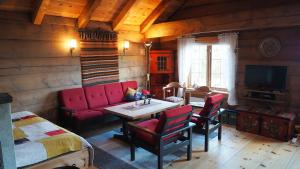 KlevollKlævold utleigehytte的客厅配有红色的沙发和桌子