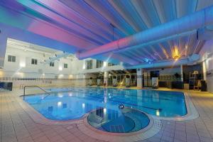 沃尔索尔索尔伯明翰沃尔乡村酒店的大型建筑中的大型游泳池
