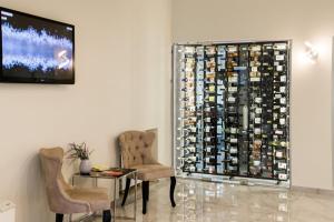 加布罗沃巴尔干酒店的一间品酒室,配有两把椅子和葡萄酒架