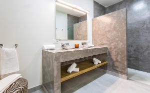 赫雷斯-德拉弗龙特拉Los Corceles Casa Palacio的一间带水槽和镜子的浴室