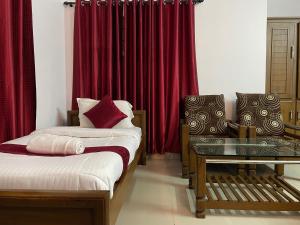 马迪凯里卡夫利酒店的配有红色窗帘的客房内的两张床