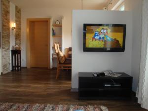 瑙德斯Aida Apart的客厅设有壁挂式平面电视。