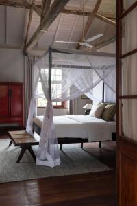 高尔普瑞特斯堡酒店的一间卧室配有一张带天蓬的床
