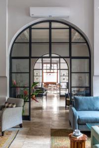高尔普瑞特斯堡酒店的开放式客厅,设有大玻璃门