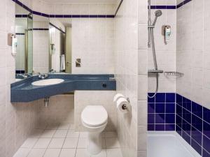克里克宜必思东拉格比酒店的浴室配有卫生间、盥洗盆和淋浴。