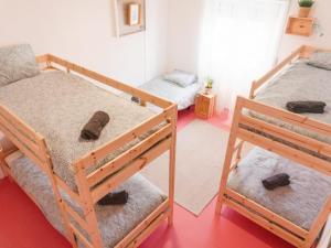 埃里塞拉Hospedium Hostel República Surf House的配有两张双层床的客房,地板上有鞋子