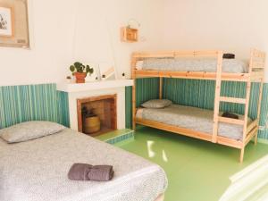 埃里塞拉Hospedium Hostel República Surf House的一间卧室设有两张双层床和一个壁炉